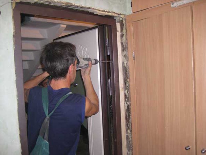 Замена металлической двери в Москве